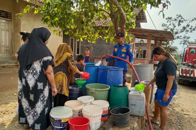 Petugas Damkarmat Lampung Selatan saat mendistribusikan air bersih ke warga. (ANTARA/HO/Damkarmat Lamsel)