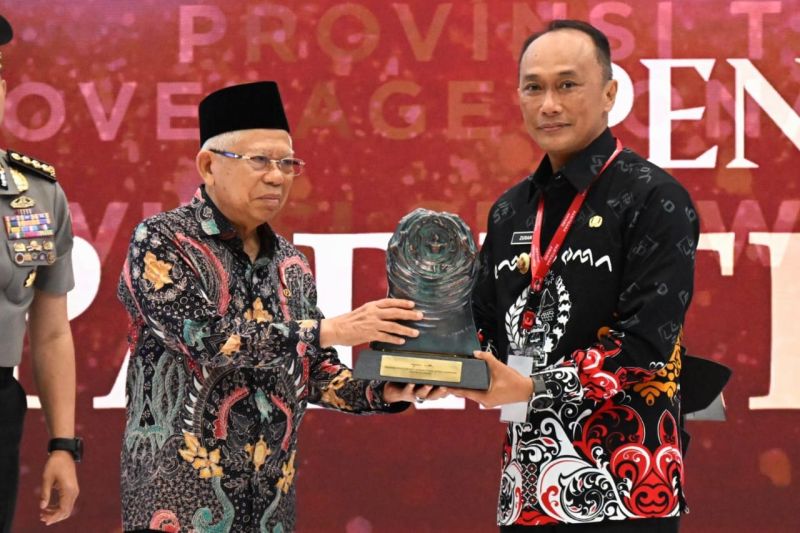Wapres KH Ma'ruf Amin menyerahkan penghargaan Paritrana kepada Pj Gubernur Sulsel Zudan Arif di Jakarta, Kamis (12/9/2024). (ANTARA/HO-Humas Pemprov Sulsel)