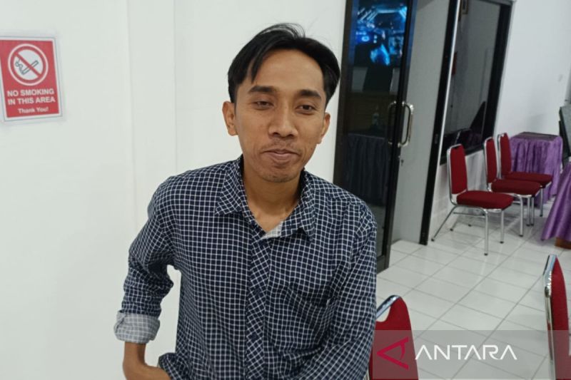 Ketua KPU Karanganyar Daryono memberikan keterangan kepada wartawan di Karanganyar, Jawa Tengah, Kamis (12/9/2024). ANTARA/Aris Wasita