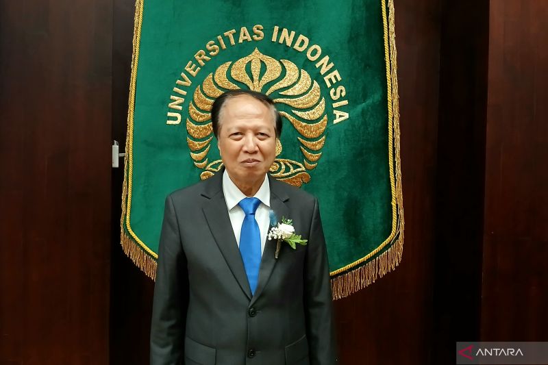 Guru Besar Fakultas Kedokteran Universitas Indonesia (FKUI) Budi Iman Santoso ditemui usai memberikan kuliah umum di FKUI Salemba, Jakarta Pusat, Kamis (12/9/2024). (ANTARA/Lintang Budiyanti Prameswari)