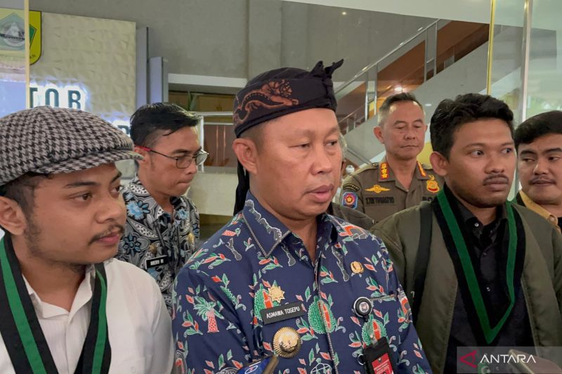 Pengurus Cabang Bogor HMI-MPO bersama Bupati Bogor Asmawa Tosepu di Cibinong, Kabupaten Bogor, Jawa Barat, Kamis (12/9/2024). (ANTARA/M Fikri Setiawan)