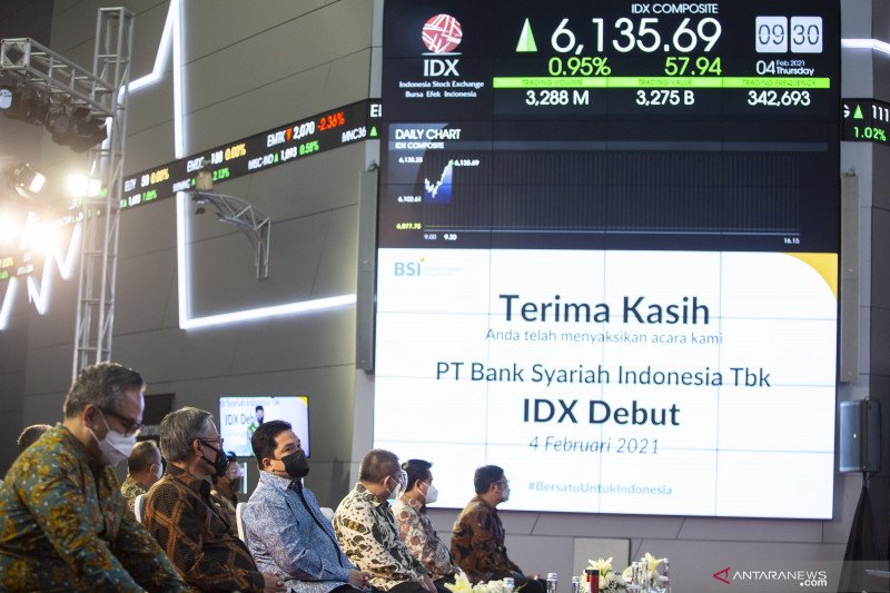 Foto Arsip - Menteri BUMN Erick Thohir (ketiga kiri) bersama (dari kiri) Wakil Menteri BUMN II Kartika Wirjoatmodjo, Ketua Dewan Komisioner OJK Wimboh Santoso, Kepala Eksekutif Pengawas Pasar Modal OJK Hoesen, Direktur Utama PT Bank Syariah Indonesia Tbk (BSI) Hery Gunardi dan Direktur Utama Bursa Efek Indonesia (BEI) Inarno Djajadi saat IDX Debut BSI di Main Hall BEI, Jakarta, Kamis (4/2/2021). Debut BSI di pasar modal diikuti naiknya harga saham emiten berkode BRIS ini sebesar 0,73 persen dari