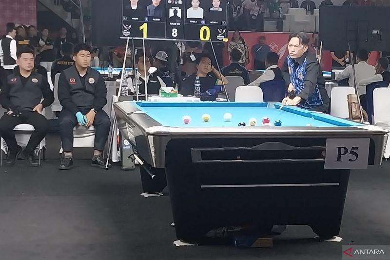 Pebiliar tim Kalimantan Selatan Noor Hidayattullah (kanan) berlaga bersama pasangannya Jendy Apriadana dalam laga final nomor 9 ball double putra cabang biliar PON Aceh-Sumut 2024 di Pardede Hall, Medan, Kamis (12/9/2024). Noor/Jendy memenangkan partai pamungkas untuk meraih medali emas setelah mengatasi perlawanan wakil Kepualauan Riau Andri/Albert dengan skor akhir 8-6. (ANTARA/Aloysius Lewokeda)