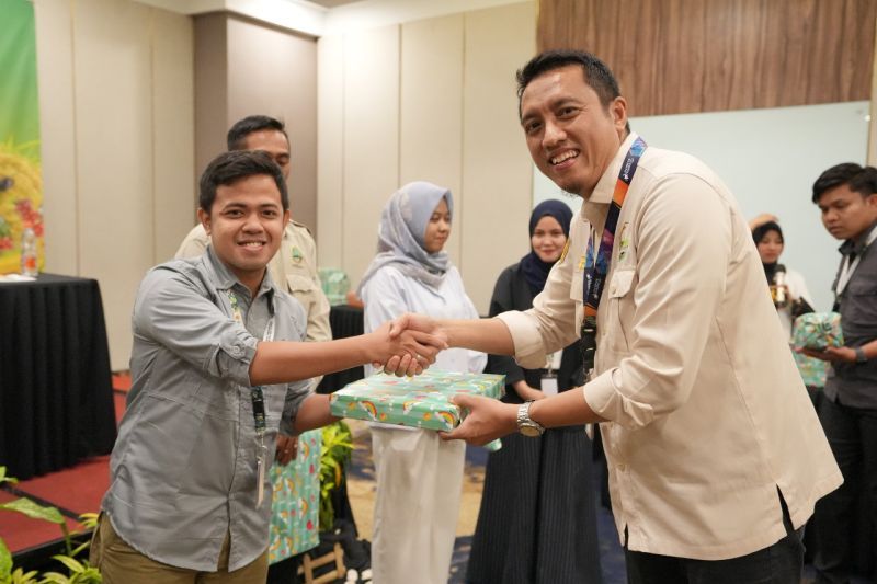 Manajer Upland Project Muhammad Ikhwan (kanan) berikan pelatihan pemasaran digital kepada pendamping petani di daerah binaan Upland Project Kementerian Pertanian. ANTARA/HO-Kementan