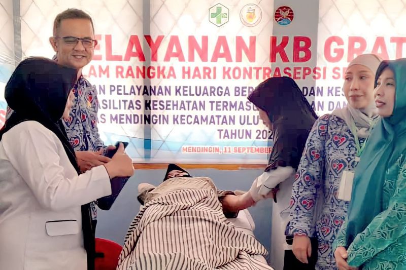 DPPKB OKU gelar layanan KB gratis di Desa Mendingin, Kamis. (ANTARA/Edo Purmana)