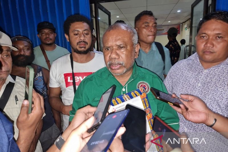 Ketua tim kuasa hukum bakal paslon BERBUDI, Yan Christian Warinussy memberikan keterangan pers kepada awak media seusai mengikuti musyawarah tertutup yang diselenggarakan Bawaslu Manokwari di Manokwari, Papua Barat, Kamis(12/09/2024).(ANTARA/Fransiskus Salu Weking)