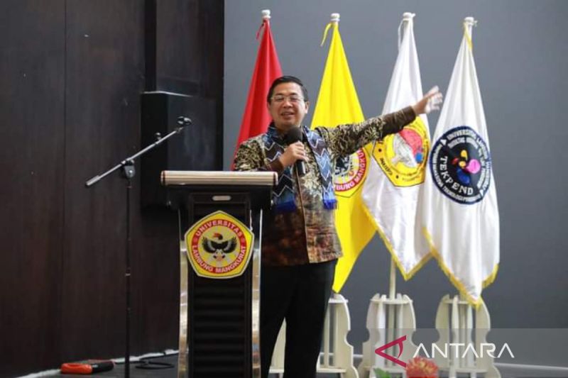 Wali Kota Banjarmasin H Ibnu Sina saat ceramah sebagai narasumber pada seminar nasional temu mahasiswa 2024 terkait kemajuan investasi pendidikan di Kota Banjarmasin yang digelar Himpunan Mahasiswa Teknologi Pendidikan FKIP ULM Banjarmasin di kampus setempat, Kamis (12/9/2024). ANTARA/Sukarli