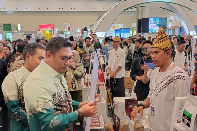 Wakil Menteri Pertanian (Wamentan) Sudaryono mengunjungi salah satu booth dalam acara Perkebunan Indonesia Expo (BUNEX) 2024 di Pagedangan, Kabupaten Tangerang, Banten pada Kamis (12/9/2024). ANTARA/Aji Cakti
