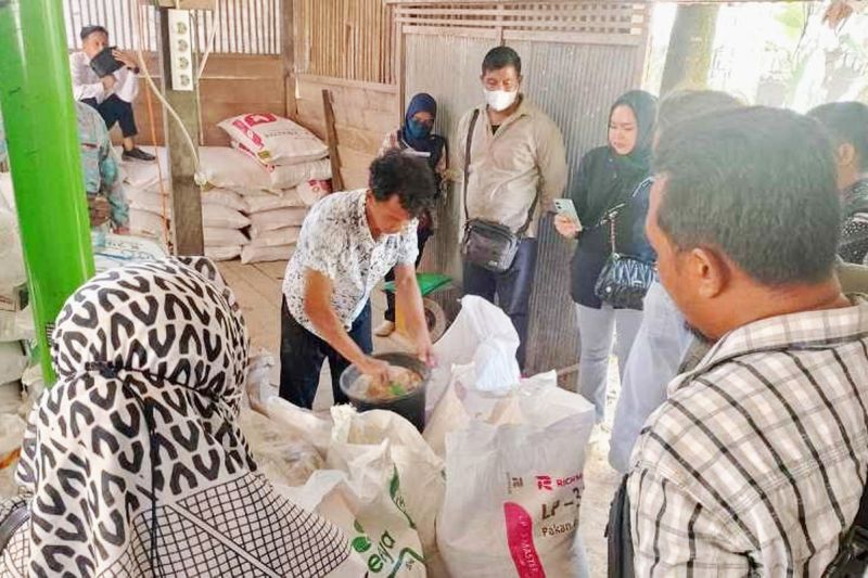 Para peserta pelatihan bersama para pejabat di Dinas Nakertranskop UKM Barito Utara saat meninjau pabrik pengolahan pakan ternak dari jagung, Rabu (11/9/2024).ANTARA/HO-Dinas Nakertranskop UKM Barut