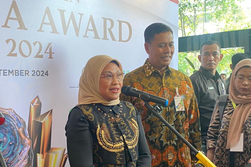 Manpower Minister Ida Fauziyah delivering a statement to the press after the Paritrana Awards 2024 event in Jakarta on Thursday (September 12, 2024). (ANTARA/Prisca Triferna)
