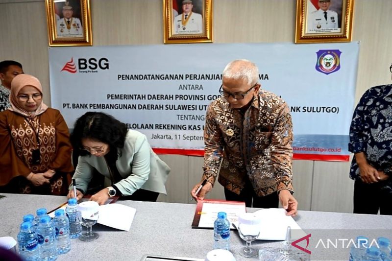 Penandatanganan MoU antara Penjabat Gubernur Gorontalo Rudy Salahuddin dengan Direktur Operasional Bank SulutGo Louisa J. Parengkuan, yang berlangsung di kantor cabang BSG di Jakarta Pusat. (ANTARA/HO-Diskominfotik Provinsi Gorontalo)