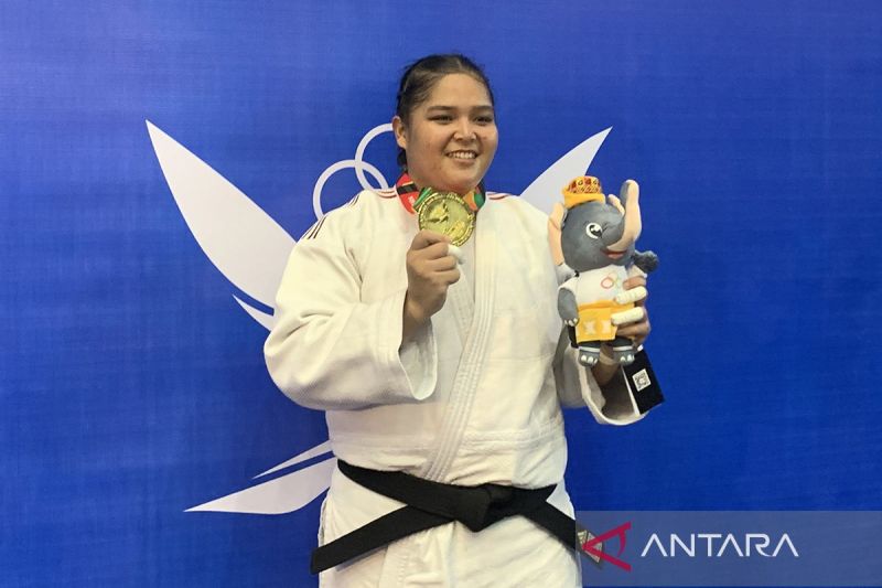 Judoka asal Lampung Indah Permatasari bersama medali emas yang didapatkan usai berlaga di nomor +78kg putri cabang olahraga judo Pekan Olahraga Nasional (PON) XXI Aceh-Sumut 2024 di Banda Aceh, Kamis (12/9/2024). ANTARA/Mario Sofia Nasution/aa.