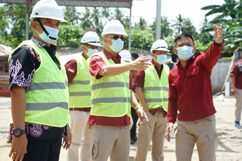 Kakanwil Kemenkumham Sulut Ronald Lumbuun (tengah) meninjau pembangunan relokasi Lapas Manado, Kamis(12/09/2024). ANTARA/HO-Humas Kemenkumham Sulut. (1)