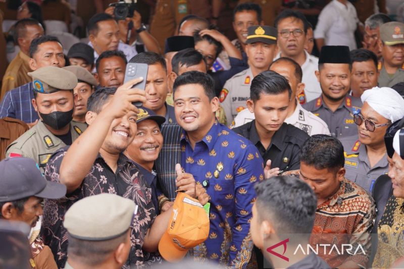 Bakal calon Gubernur Sumatera Utara Bobby Nasution (tengah) berswafoto usai melantik DPC AKSI Kabupaten Simalungun, Sumatera Utara, Kamis (12/9/2024). ANTARA/M Said