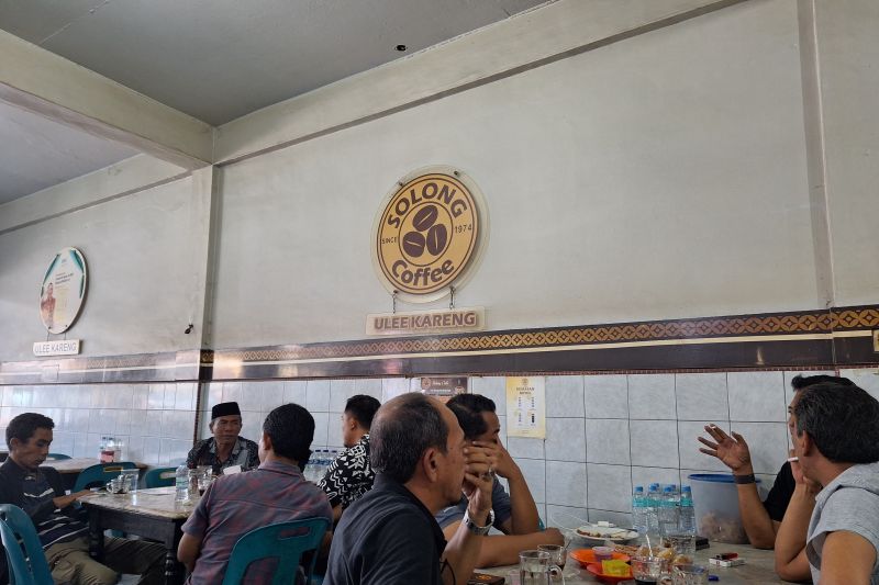 Para pelanggan bercengkrama di kedai kopi Solong di Jalan Iskandar, Ulee Kareng, Banda Aceh, Jumat (6/7/2024). ANTARA/Fajar Satriyo