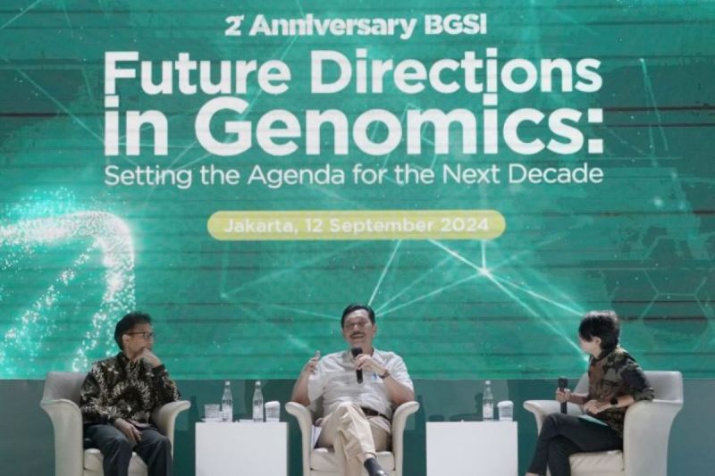 Menteri Kesehatan Budi Gunadi Sadikin (kiri) dan Menteri Koordinator Bidang Kemaritiman dan Investasi Luhut Binsar Pandjaitan (tengah) dalam acara dua tahun program BGSi. ANTARA/HO - Kementerian Kesehatan RI