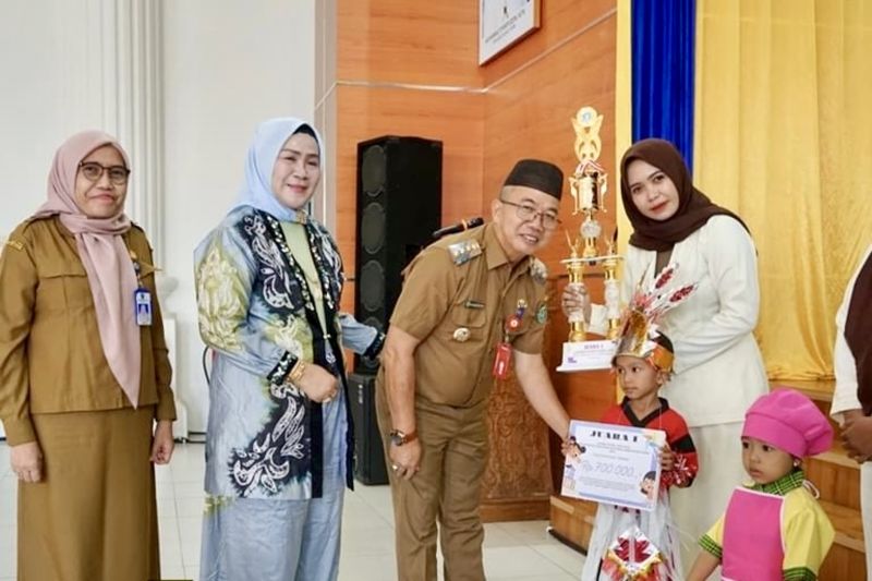 Penjabat (Pj) Bupati Tapin M Syarifuddin (ketiga kiri) memberikan hadiah kepada anak-anak dalam sebuah kegiatan di Rantau, Kabupaten Tapin, Kalimantan Selatan. ANTARA/HO-Pemkab Tapin