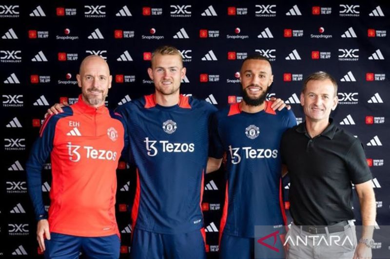 Manchester United resmi mendatangkan Matthijs de Ligt (dua kiri) dan Noussair Mazraoui (dua kanan) dari Bayern Muenchen pada Rabu (14/8/2024). ANTARA/HO-Manutd/pri. (ANTARA/HO-Manutd)