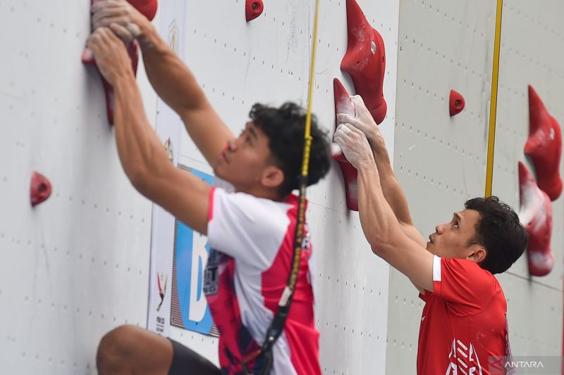 Atlet panjat tebing Kalimantan Barat Veddriq Leonardo (kanan) dan Atlet Jawa Tengah Kiromal Katibin bersiap melakukan adu cepat pada perempat final kelas speed climbing perorangan putra PON XXI Aceh-Sumut 2024 di venue panjat tebing, Kompleks Stadion Harapan Bangsa, Banda Aceh, Aceh, Rabu (11/9/2024). Veddriq Leonardo kalah pada babak perempatfinal oleh Kiromal Katibin atlet asal Jawa Tengah. ANTARA FOTO/Budi Candra Setya