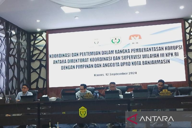 DPRD Kota Banjarmasin periode 2024-2029 bersama KPK melaksanakan rapat koordinasi pencegahan korupsi di gedung dewan kota, Jumat (13/9/2024). (ANTARA/Sukarli)