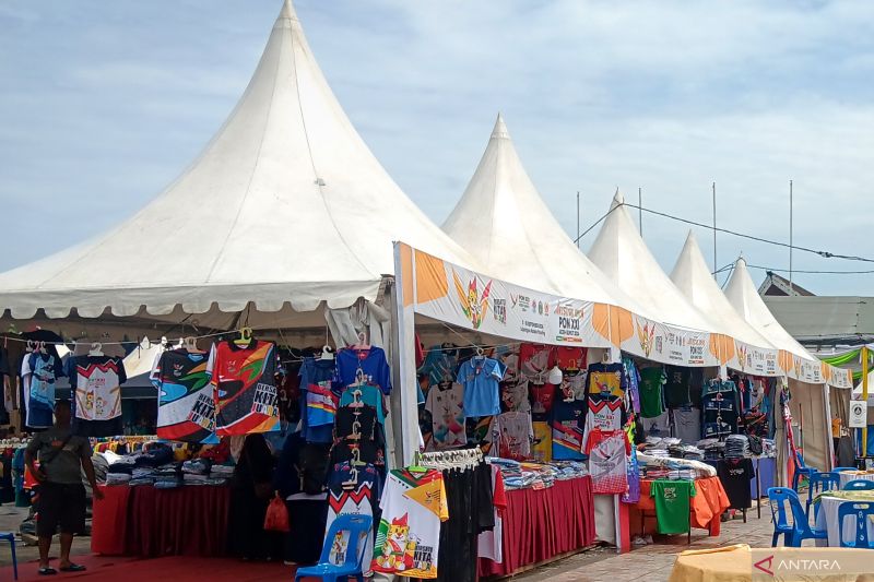 Suasana sejumlah stan di Festival UMKM PON XXI/2024 di Lapangan Astaka, Deli Serdang, Sumatera Utara, Jumat (13/9/2024). ANTARA/Tri Meilani Ameliya