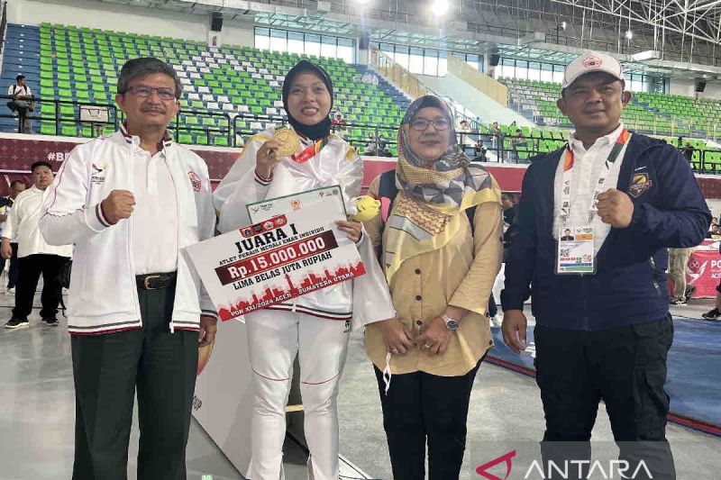 Atlet taekwondi puteri asal DKI Jakarta Permata Cinta Nadya (kedua kiri), bersama ibundanya Fauziah (kedua kanan), memperlihatkan medali emas yang diraih dalam PON XXI/2024 Aceh-Sumut di kelas -67 kg di Deli Serdang, Kamis (12/9/2024). ANTARA/Harianto