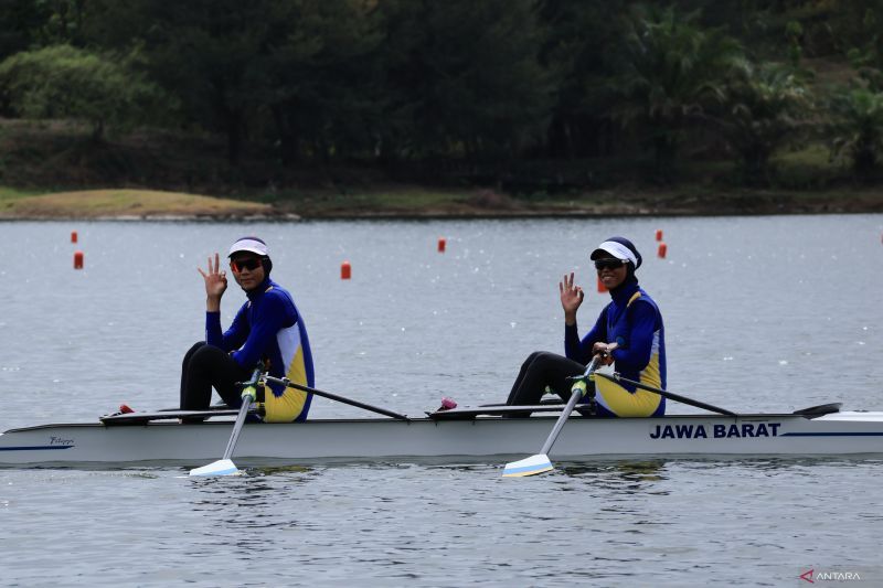 Melani Putri (kiri) yang berpasangan dengan Febriyanti Cahyaningtias (kanan) melakukan selebrasi usai memastikan medali emas di nomor light weight double sculls (LW2X) di Bendungan Keuliling Aceh Besar, Jumat (13/9/2024). ANTARA/Muhammad Zulfikar.