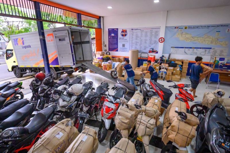 KAI Logistik memfasilitasi pengiriman sepeda motor dan paket Ikatan Motor Indonesia (IMI). ANTARA/HO - KAI Logistik