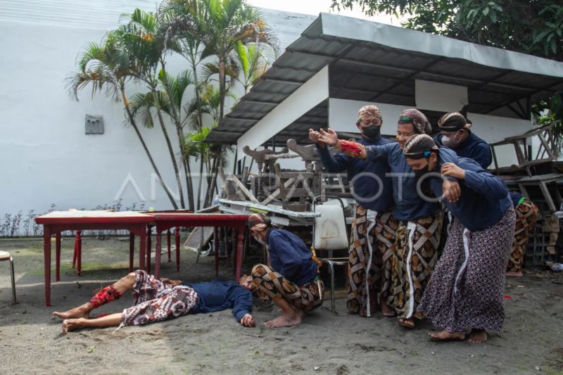 Abdi dalem Kraton Yogyakarta mengikuti simulasi bencana gempa bumi di Kompleks Kraton Yogyakarta, DI Yogyakarta, Selasa (26/4/2022). Simulasi penanganan gempa bumi dan kebakaran dilakukan untuk melatih kesiapsiagaan abdi dalem Kraton Yogyakarta dalam merespon potensi bencana guna mengurangi resiko dampak yang ditimbulkan. ANTARA FOTO/Hendra Nurdiyansyah/foc.
