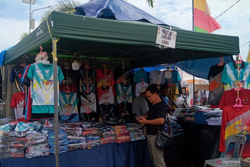 Seorang pengunjung membeli produk UMKM Sumatera Utara di Festival UMKM PON di Lapangan Astaka, Deli Serdang, Sumatera Utara, Jumat (13/9/2024). ANTARA/Tri Meilani Ameliya