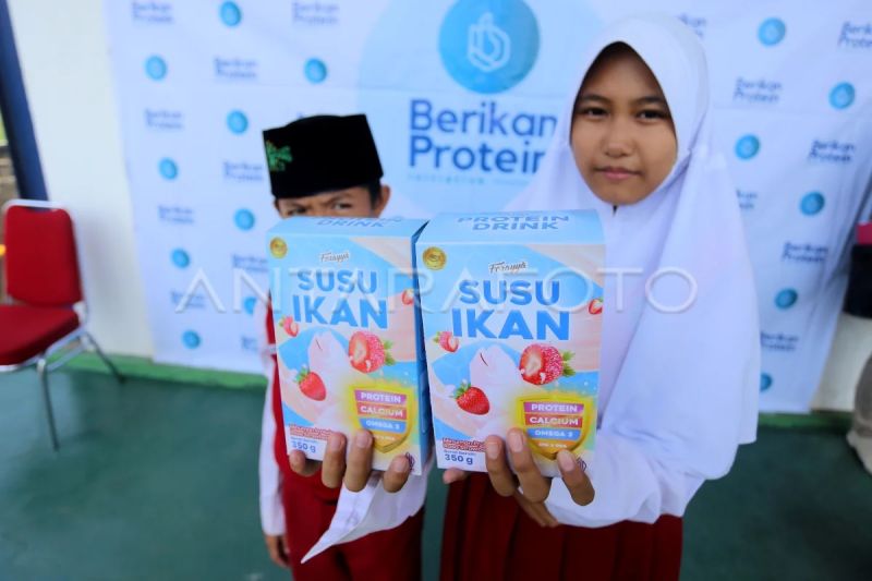 Foto arsip - Dua orang anak menunjukkan produk susu ikan saat peluncuran di Kandanghaur, Indramayu, Jawa Barat, Selasa (15/8/2023). ANTARA FOTO/Dedhez Anggara/foc.