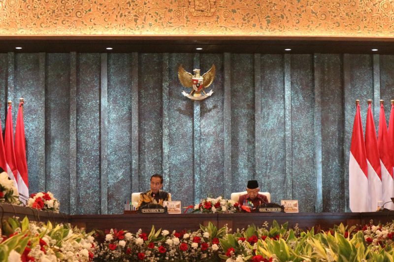 President Joko Widodo (left) presiding over the final cabinet meeting at Garuda Palace, Nusantara, East Kalimantan, on Friday (September 13, 2024). (ANTARA/Rangga Pandu Asmara Jingga)