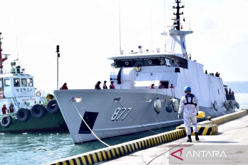 Kapal perang Republik Indonesia KRI Marlin-877 sandar di Pangkalan Angkatan Laut Filipina di Davao, Senin (9/9/2024), untuk menghadiri upacara pembukaan Patroli Terkoordinasi RI-Filipina (Corpat Philindo) XXXVIII-2024 yang berlangsung di perairan perbatasan RI-Filipina pada 514 September 2024. ANTARA/HO-Dokumentasi Angkatan Laut Filipina.