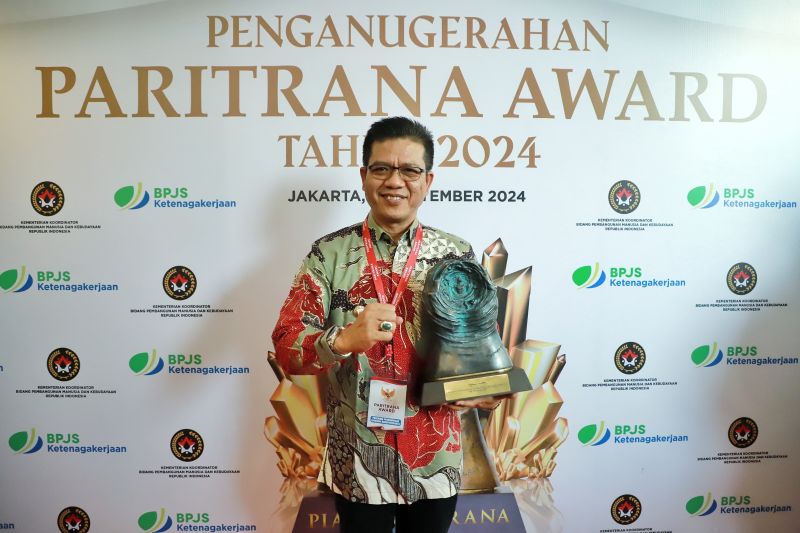 Bupati Bandung Dadang Supriatna saat mendapatkan penghargaan Paritrana Award 2024 di Plaza BPJamsostek Jakarta, Kamis (12/9/2024). ANTARA/HO-Pemkab Bandung