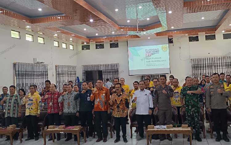 Pj Bupati Gunung Mas Herson B Aden foto bersama dengan tim desk pilkada setempat. (FOTO: RISKA YULYANA)