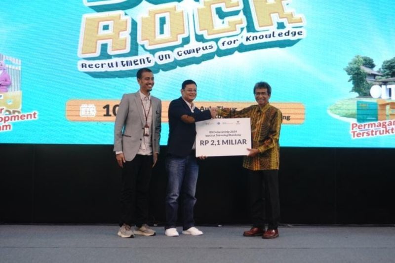 SEVP Digital Banking BSI Saut Parulian Saragih (kiri) menyerahkan beasiswa BSI Scholarship 2024 seniali Rp2,1 miliar kepada Wakil Rektor Bidang Akademik dan Kemahasiswaan ITB Jaka Sembiring (kanan) di Institut Teknologi Bandung (ITB), Jawa Barat, Jumat (13/9/2024). (ANTARA/HO-BSI)