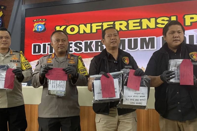 Polda Riau memperlihatkan barang bukti saat pengungkapan kasus oknum polisi terlibat penganiayaan hingga tewaskan korbannya. (ANTARA/Annisa Firdausi)