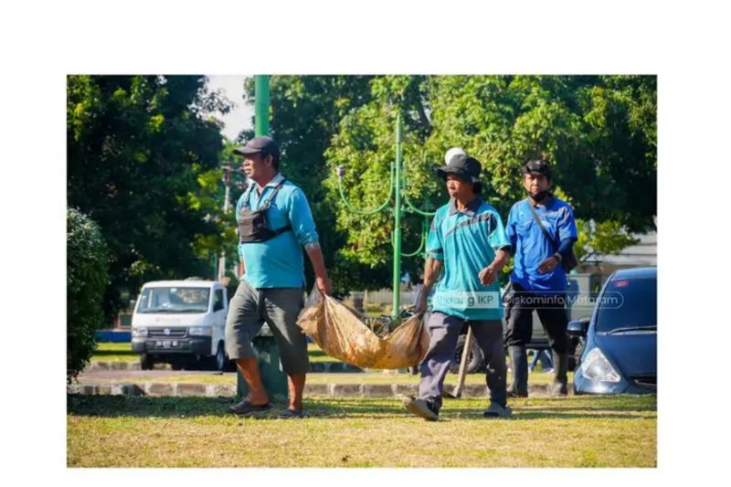 Kegiatan gotong royong pembersihan areal bekas Bandara Selaparang Rembiga, Kota Mataram, Provinsi Nusa Tenggara Barat. (ANTARA/Kominfo)