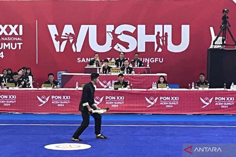 Atlet Jawa Timur Michael Arroll Nestor Jennings tampil dalam nomor taolu wing chun butterfly sword putra cabang olahraga wushu pada Pekan Olahraga Nasional (PON) XXI Aceh-Sumut di GOR Disporasu, Deli Serdang, Sumatera Utara, Jumat (13/9/2024). (ANTARA/Fathur Rochman)