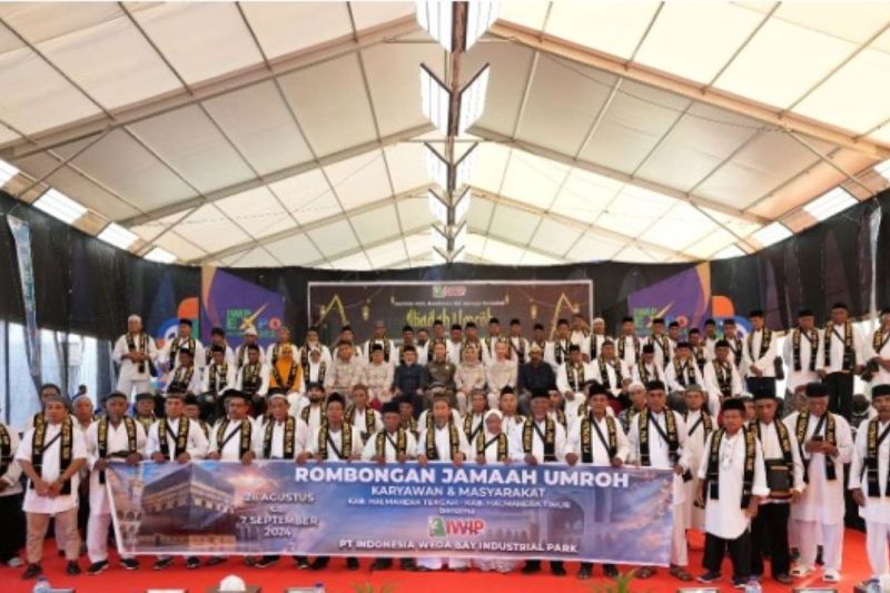 PT Indonesia Weda Bay Industrial Park (IWIP) memberangkatkan 76 warga dan karyawan untuk ibadah umrah ke Tanah Suci. ANTARA/HO-PT IWIP