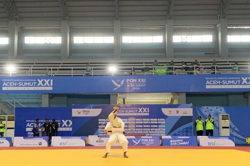 Pasangan Suliswanto- Embun Cahyo dari Jawa Timur yang meraih medali emas di nomor Nage No Kata cabang olahraga judo PON XXI Aceh-Sumut 2024 di Gelanggang Universitas Syiah Kuala (USK) Banda Aceh,Jumat (13/9/2024).ANTARA/Mario Sofia Nasution
