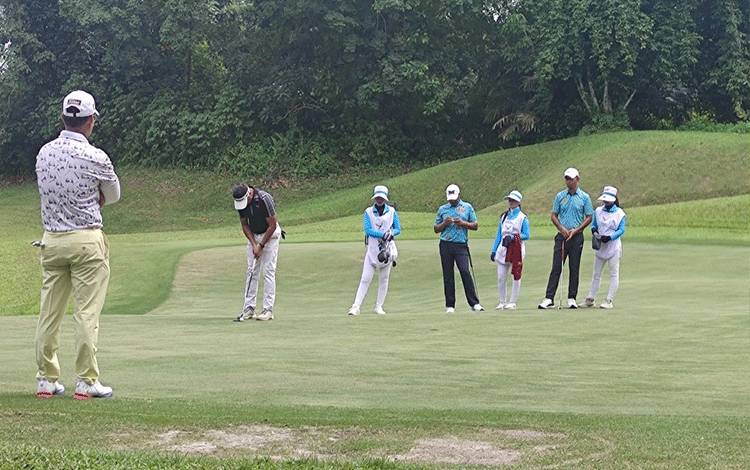 Atlet Golf Perorangan Kalteng, Syahrani saat tampil di PON XXI Aceh-Sumut, Jumat 13 September 2024. (FOTO: HERMAWAN)