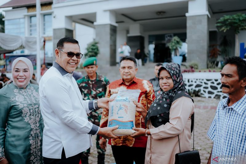 Bupati Solok Epyardi Asda saat menyerahkan bantuan alsintan untuk kelompok tani se-Kabupaten Solok, Sumatera Barat. ANTARA/HO-Diskominfo Solok.