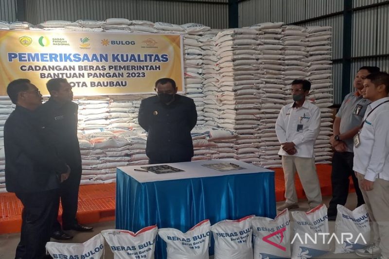 Walikota Baubau, La Ode Ahmad Monianse (tengah) saat melakukan peninjauan di gudang penampungan beras Bulog sebelum di salurkan ke warga penerima manfaat. (Foto ANTARA/HO)