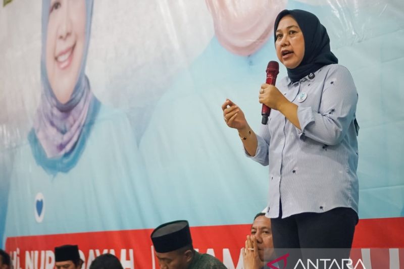 Calon Bupati Lombok Barat, Nusa Tenggara Barat (NTB), Hj. Nurhidayah saat meresmikan posko pemenangan di Kecamatan Gerung, Kabupaten Lombok Barat, Jumat (13/9/2024). (ANTARA/Nur Imansyah).