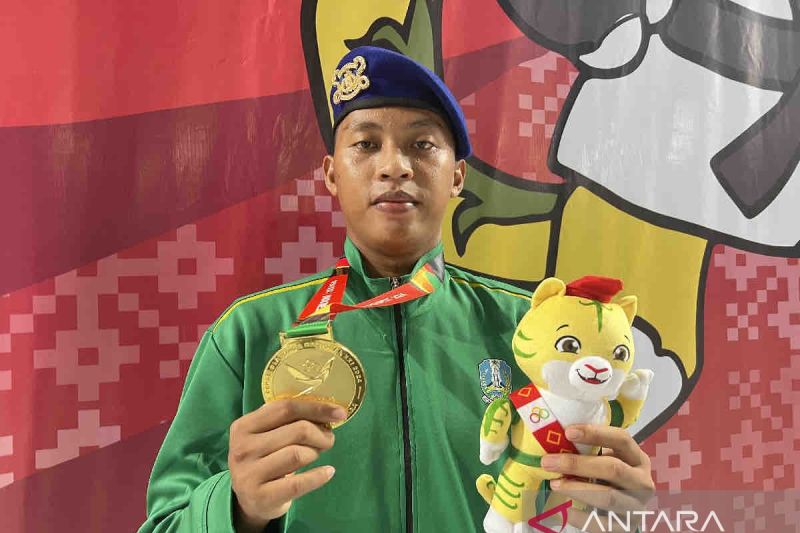 Atlet taekwondo Jawa Timur (Jatim) Rizky Anugrah Prasetyo yang juga berprofesi sebagai anggota Polri di Kepolisian Daerah (Polda) Jawa Timur peraih medali emas PON XXI/2024 di Deli Serdang, Sumatera Utara, Jumat (13/9/2024). ANTARA/Harianto.