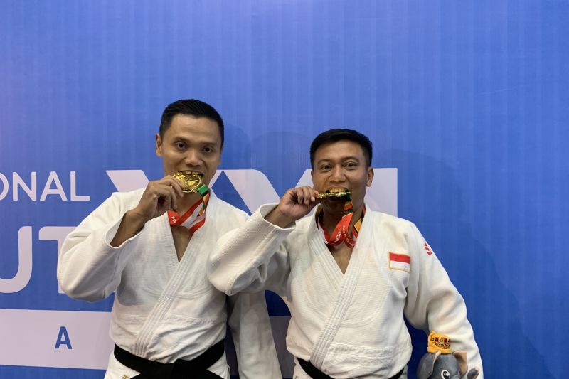 Pasangan judo nomor seni Nage No Kata Jawa Timur berhasil meraih medali emas perdana mereka di Pekan Olahraga Nasional (PON) Aceh-Sumut di Gelanggang Universitas Syiah Kuala (USK) Banda Aceh, Jumat. ANTARA/Mario Sofia Nasution
