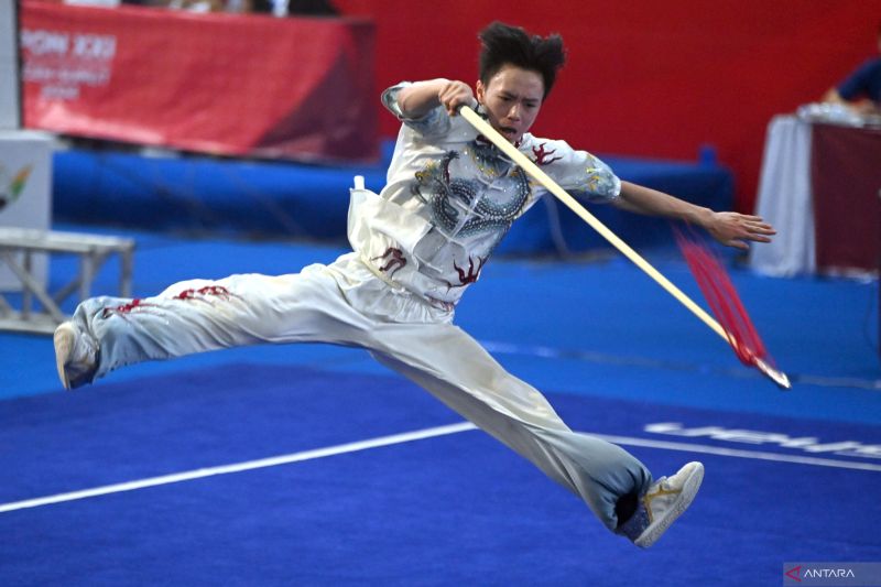 Atlet wushu DKI Jakarta Keane MClaren Lee beraksi pada final wushu taolu jianshu Qiangshu PON XXI Aceh-Sumut 2024 di Gedung Serbaguna Dinas Pemuda dan Olahraga Sumatera Utara (Disporasu), Deli Serdang, Sumatera Utara, Jumat (13/9/2024). ANTARA FOTO/Yulius Satria Wijaya. (ANTARA FOTO/YULIUS SATRIA WIJAYA)