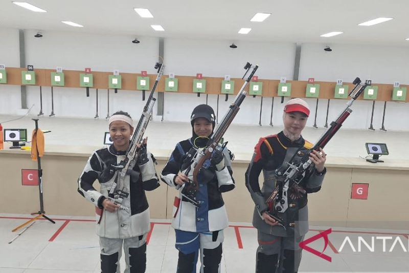Athary Zahraa atlet menembak Jawa Tengah (tengah) peraih medali emas nomor 10m air rifle women PON XXI Aceh-Sumut 2024 di Lapangan Tembak Rindam, Mata Ie, Jumat. (ANTARA/M Ifdhal)