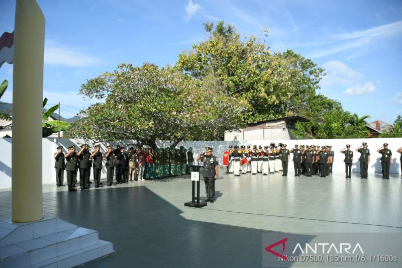 Sejumlah personel Korem 133/Nani Wartabone melalukan ziarah ke makam pahlawan nasional Nani Wartabone di Desa Bube Baru, Kecamatan Suwawa, Kabupaten Bone Bolango, Gorontalo, Jumat (13/9/2024). ANTARA/HO-Korem 133/NW